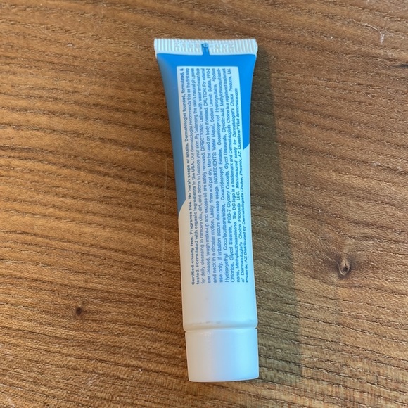 Dermatologist Choice pH balance cleanser, sealed .5 ounce. - Picture 2 of 3